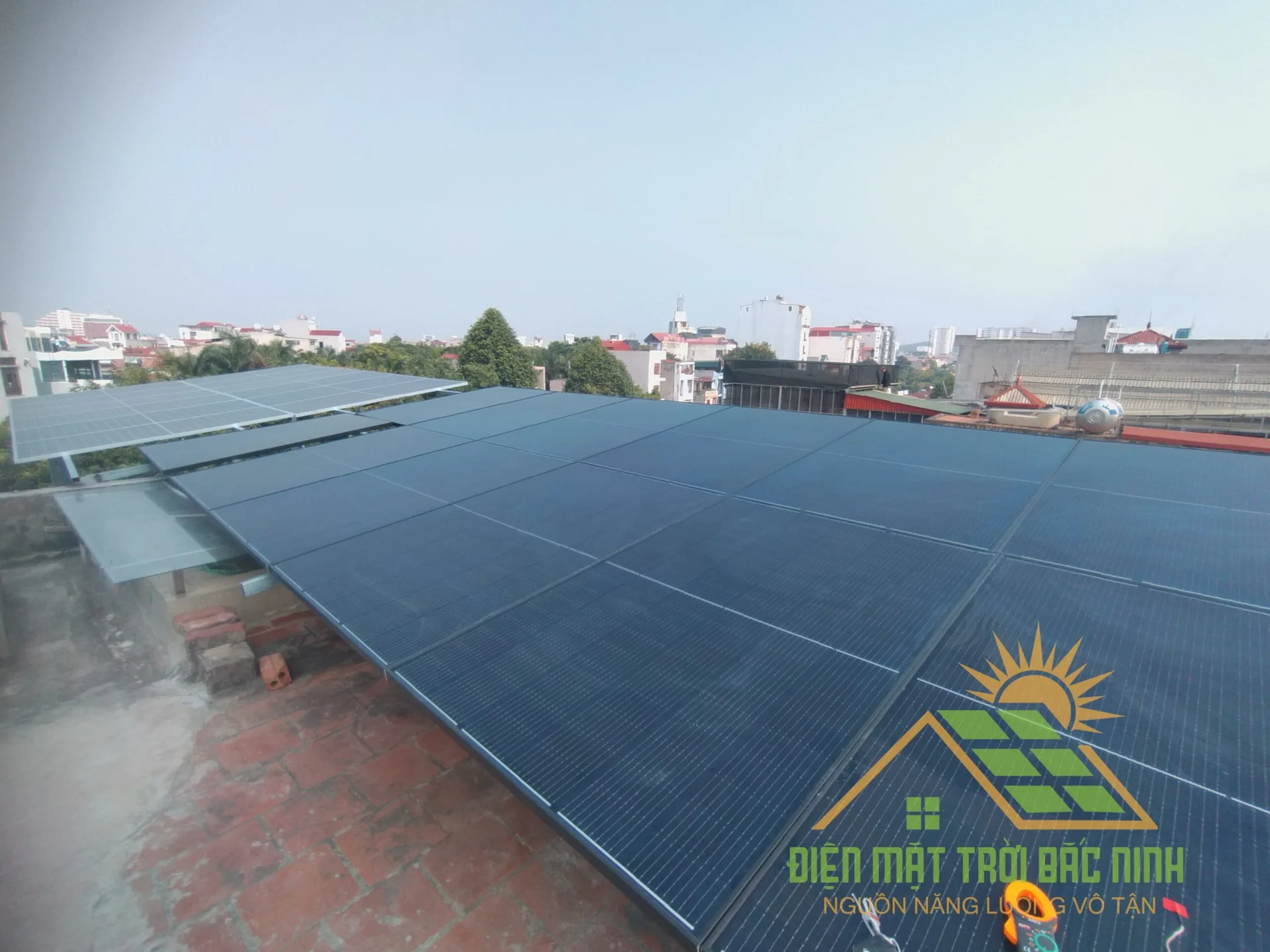 Hoàn thiện bàn giao hệ thống điện năng lượng mặt trời độc lập có bù lưới công suất 10 KW tại thành phố Bắc Ninh