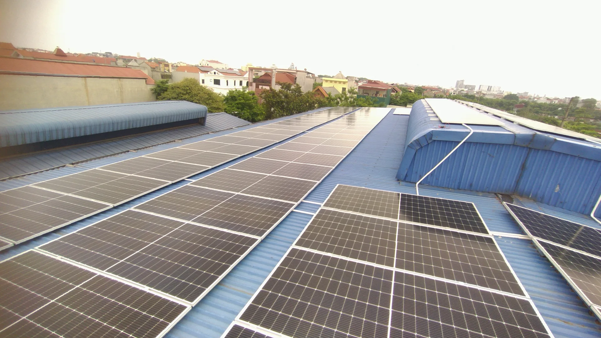 Hệ thống hòa lưới bám tải 3 pha công suất 50 KW cho nhà máy Holcom Bắc Ninh.